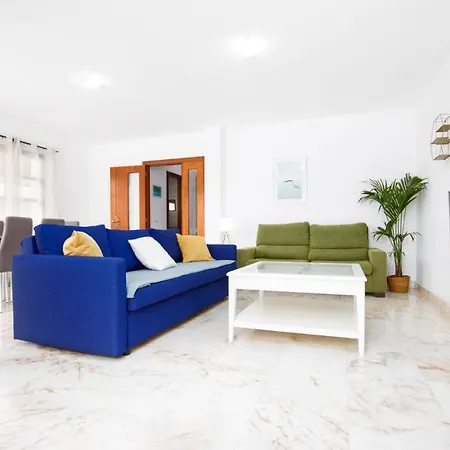 Vakantiehuis House - Sleeps 6 - Pool - Pet Friendly *