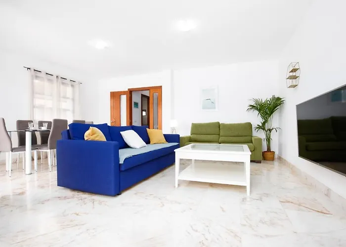 Vakantiehuis House - Sleeps 6 - Pool - Pet Friendly *