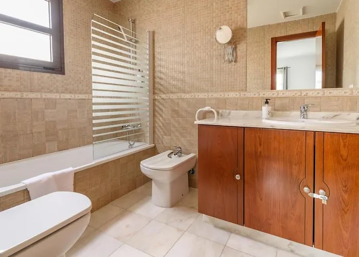 House - Sleeps 6 - Pool - Pet Friendly *